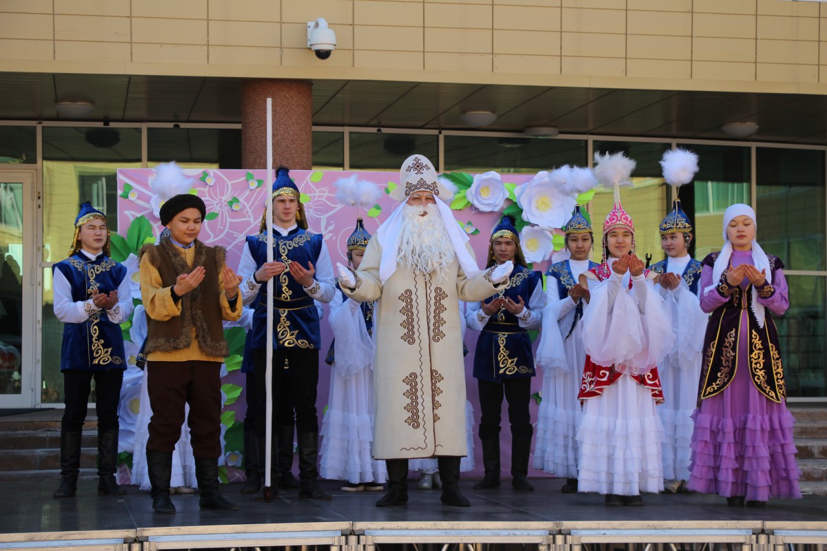 Праздник навруз в казахстане. Наурыз мейрамы в Казахстане. Праздник Наурыз Костанай. С праздником Наурыз. Празднование Наурыза в Казахстане.